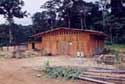 Construction des bâtiments d'un éleveur au Gabon© P.Houben