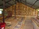 Intérieur d'un bâtiment d'élevage d'aulacodes (enclos à couvercle) à mur en mi-brique, mi-bambou© S.Pesseat