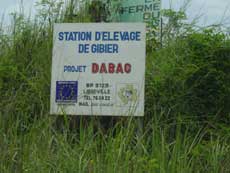 Panneau sur le rebord droit de la route en venant de Libreville, et qui signale l'entrée de la station d'Owendo, en face de la brasserie SOBRAGA (©S.Pesseat).